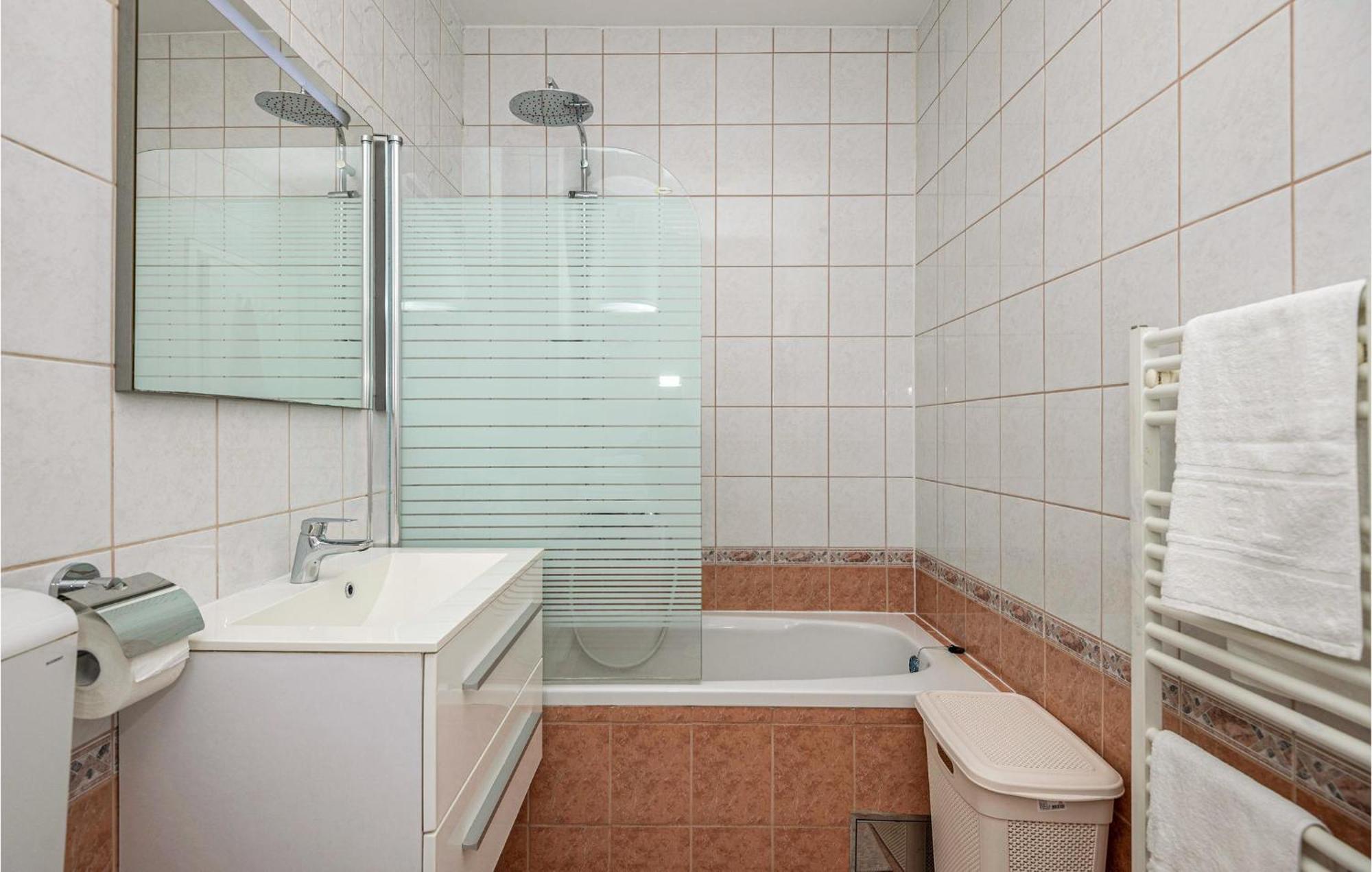 1 Bedroom Beautiful Apartment In Baška Voda Exterior foto